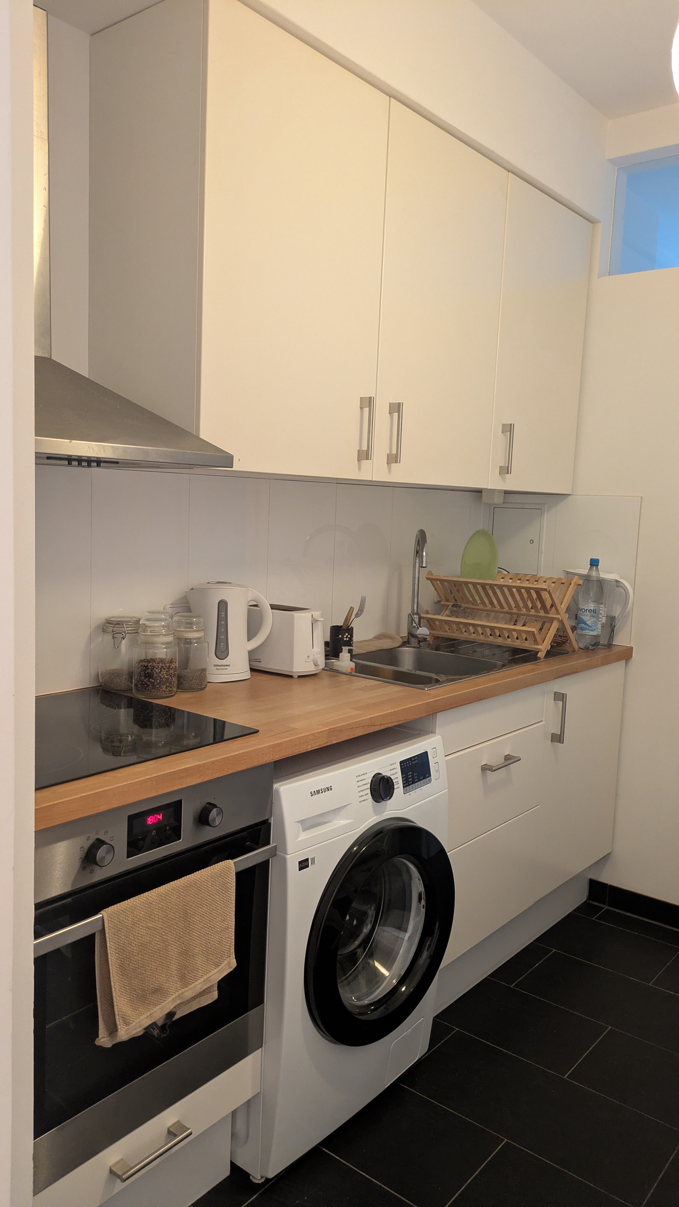 615e warm.1 Zimmer Apartment. Nur für Frauen. Nur für eine Person.Keine Haustiere. Unmöbliert. 